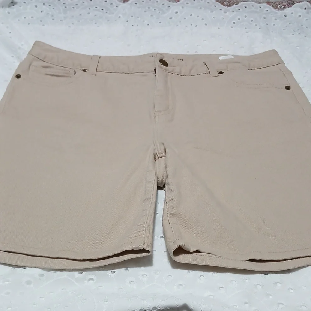 Tan Bermuda Shorts with Relaxed Fit and Flat‎ Front